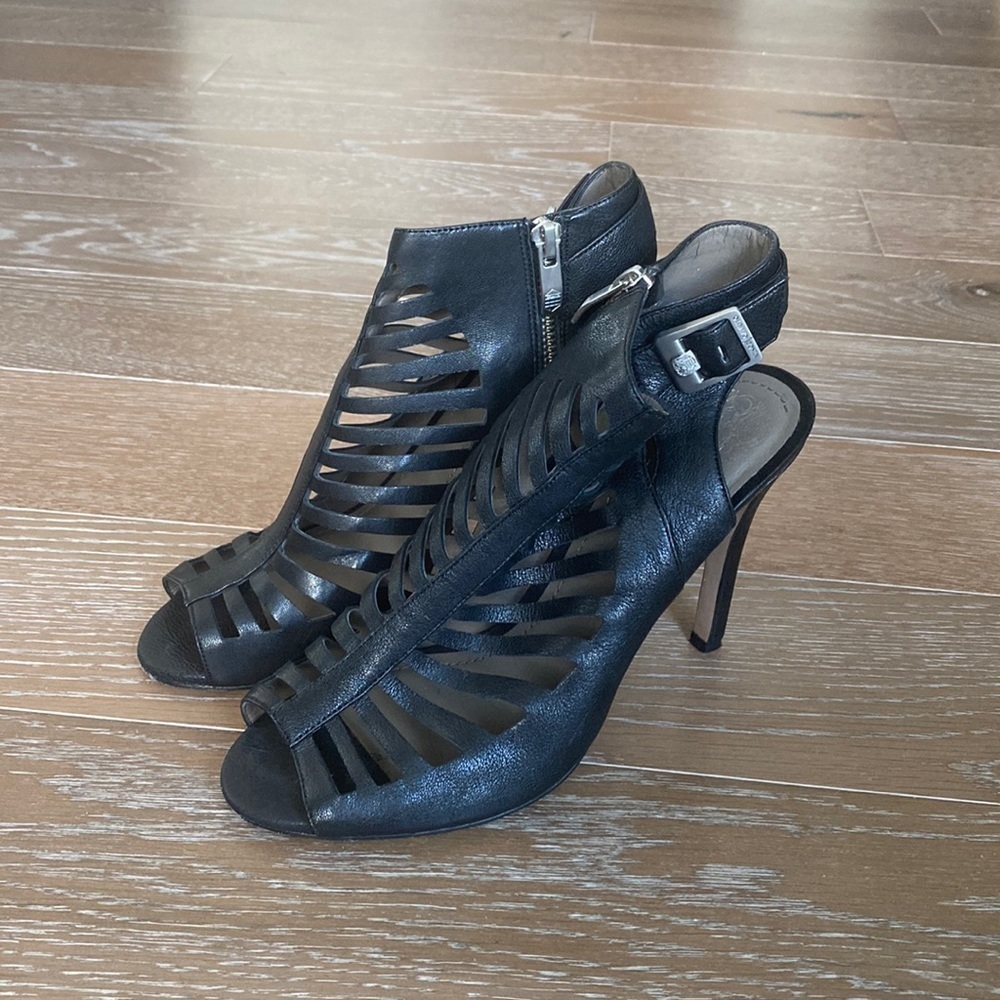 Vince Camuto Leather Peep Toe Cut Out Pump | 9M